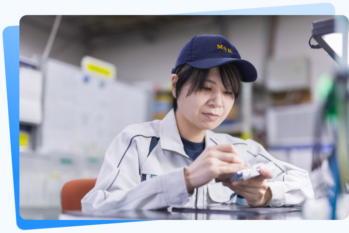 金属部品を手作業で仕上げる社員