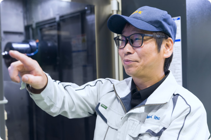 加工機を操作する製造担当の社員