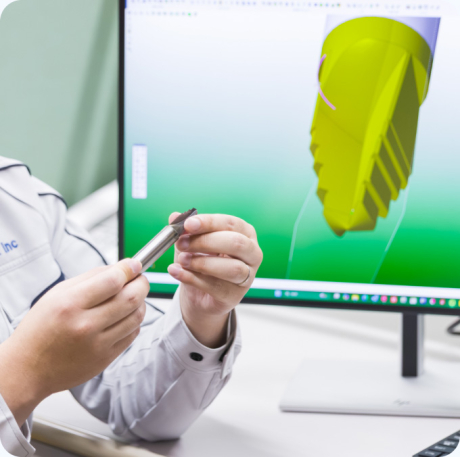 工具と3Dモデルを確認しながら加工方法を検討する様子