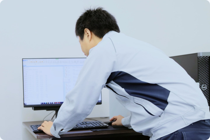 パソコンで測定データを確認する社員